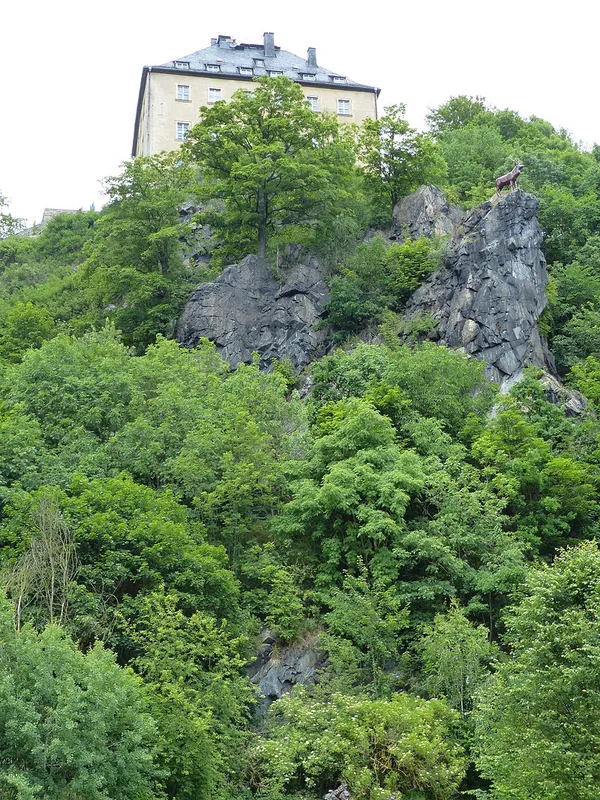 Schloss Hirschberg mit Hirschdenkmal