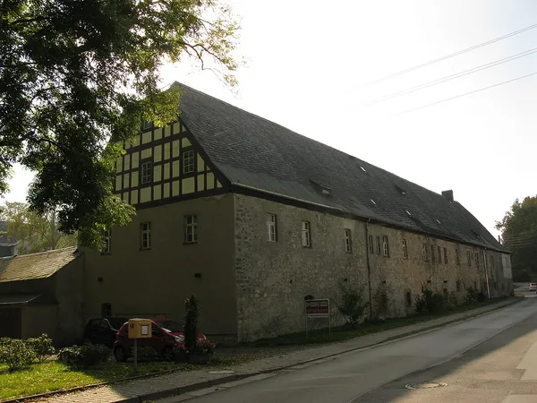 Wirtschaftsgebäude an der Straße